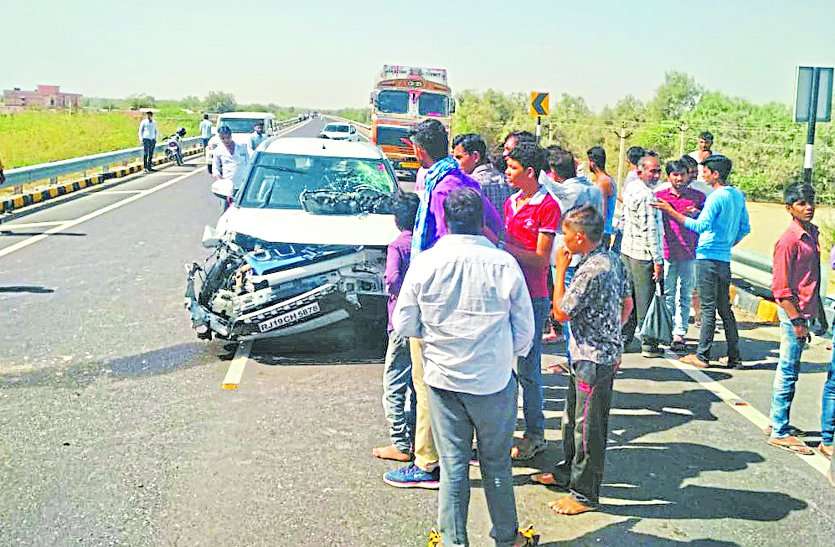 Accident near Ziro Point of Kawas, two injured कुत्ते को बचाने के प्रयास में कार डिवाडर से टकराइ, दो घायल