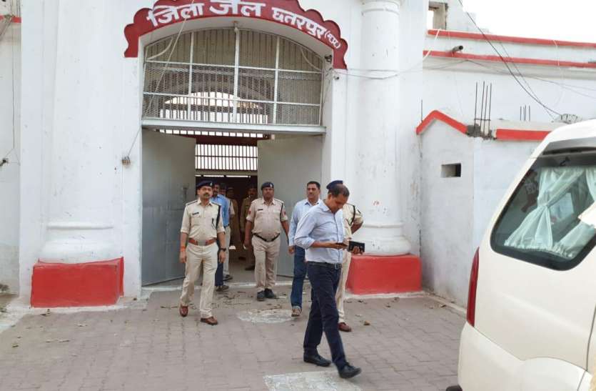 All the facilities in the infamous gangsters getting inside the prison जेल से अपराधी लगा रहे फोन, खबर निकली तो मच गया हड़कंप