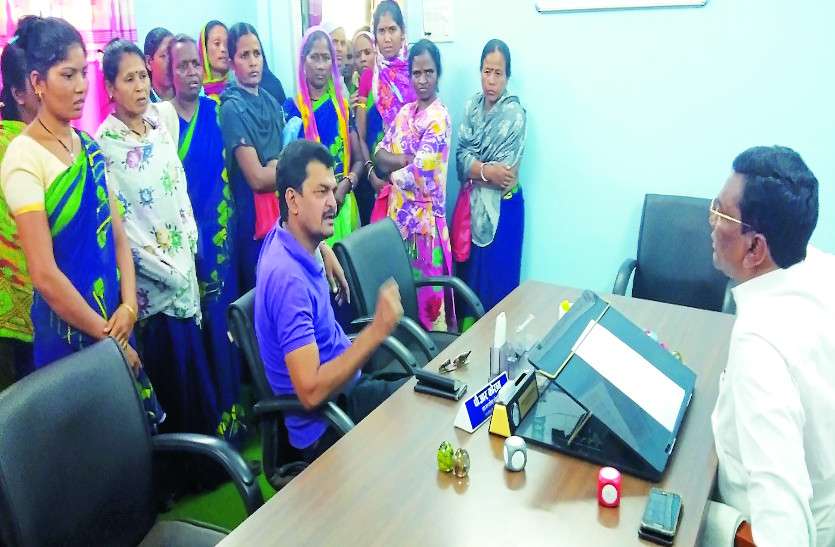 Chhattisgarh महिला सफाई कर्मी बोली- नगर पालिका अधिकारी महिलाओं के साथ करते हैं... मचा बवाल