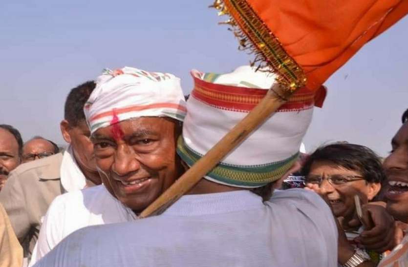 लोकसभा प्रत्याशी दिग्विजय सिंह चुनाव मैदान में उतरे दिग्विजय सिंह, हरिहर मठ में पूजन कर संतों का लिया आशीर्वाद