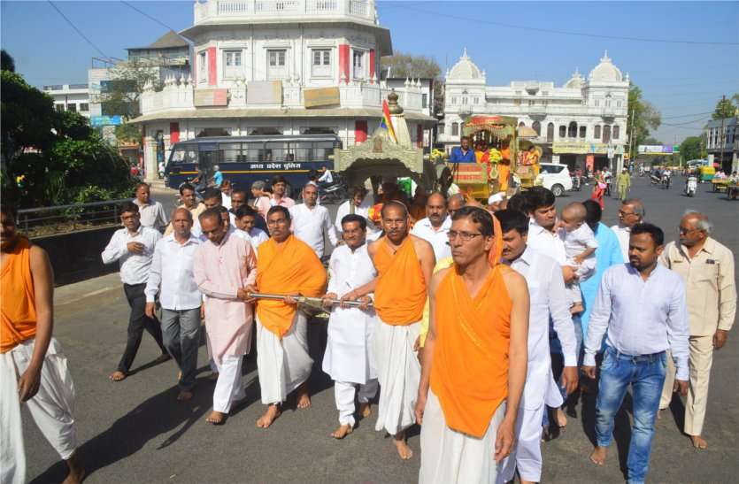 patrika चिलचिलाती धूप में नंगे पैर निकले भक्त, चांदी के रथ पर विराजे आदिनाथ