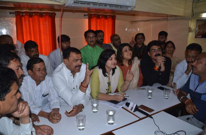 dewas गरीबों को 72 हजार सालाना देने की घोषणा गिनाई, रुपए कहां से आएंगे इस पर साधी चुप्पी...
