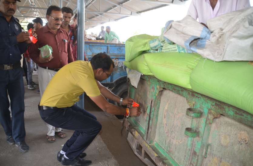 dewas भैया जरा मुझे बताना ट्रैक्टर ऐसा आड़ा क्यों लगाया, किसान बोला ये तो प्रथा है