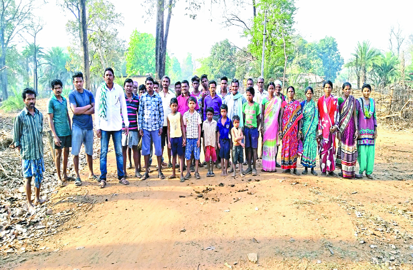 cg news पगडंडियों के सहारे आवागमन करने को मजबूर ग्रामीण, अब तक नहीं बनी सडक़
