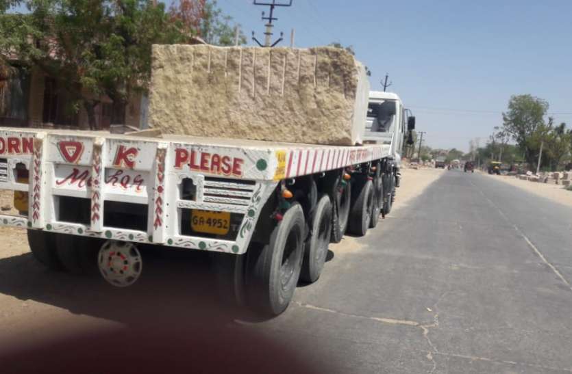 jalore#granite#overload 17 दिन में तीसरी बार वाहन से लुढ़के पत्थर, उडऩदस्तों को नजर नहीं आ रहा ओवरलोड