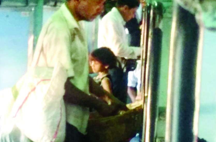 train news ट्रेन में सिर्फ यात्रियों की चेकिंग, बेचने वालों को छूट...