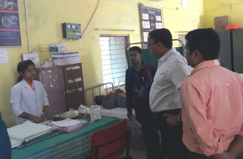 CMHO inspected PHC बहाना बनाकर असिस्टेंट मेडिकल ऑफिसर और एएनएम ड्यूटी से थे नदारद, कलक्टर ने दोनों को दी ये सजा