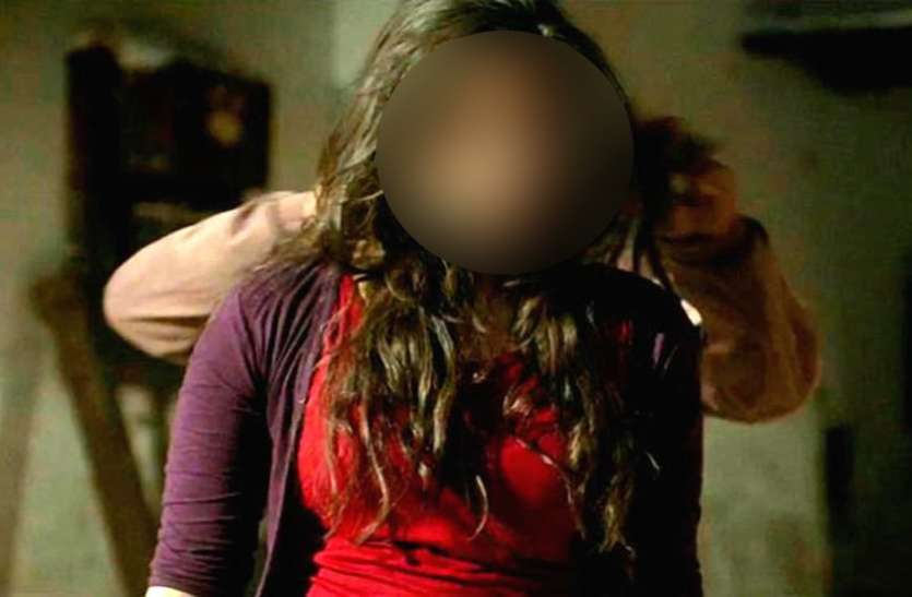 girl युवती को दबोच कर ले गए बदमाश, कपड़े फाड़ सिगरेट से दागा