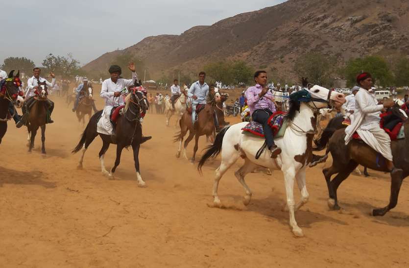 horse riding ब्याई माता मेले में घुड़दौड़ ने लुभाया