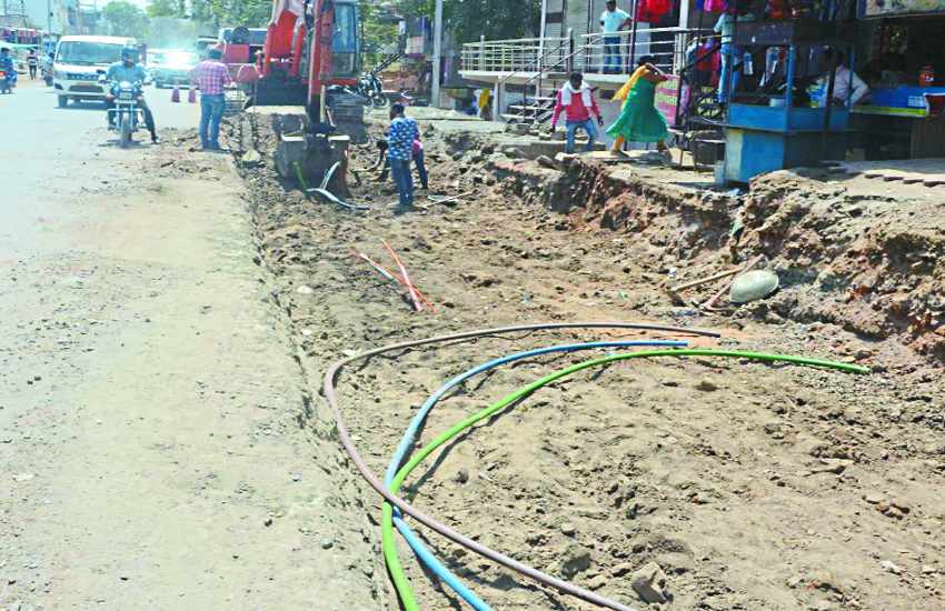 Sewer Line सीवर लाइन डालने के बाद उबड़-खाबड़ सड़कों पर पैदल चलना भी हो गया दूभर