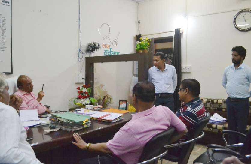 patrika औचक निरीक्षण में 70 फीसदी से अधिक अधिकारी-कर्मचारी मिले अनुपस्थित