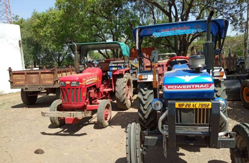 1 रेत का अवैध तरीके से परिवहन करते ट्रैक्टर जब्त