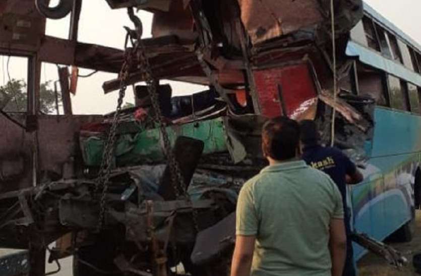 yamuna expressway accident Yamuna Expressway: बस-ट्रक की भिड़ंत में 8 यात्रियों की मौत, 30 घायल, देखें वीडियो