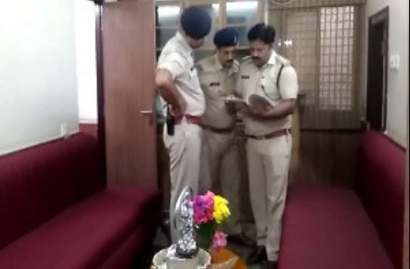cg news पूर्व सीएम के दामाद को पकड़ने पुलिस ने घर और अस्पताल पर मारा छापा, डीकेएस अस्पताल की फाइलें हुई जब्त