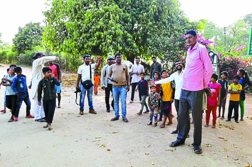 Ramkrupala, with a 7.2 feet long and 11-inch palm, is from Bundelkhand 7.2 फीट लंबे व 11 इंच की हथेली वाले रामकृपाल हैं बुंदेलखंड के खली