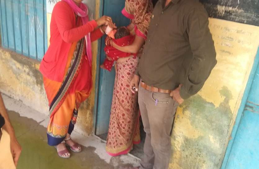 bikaner news गंदे पानी में खड़े होकर किया टीकारण