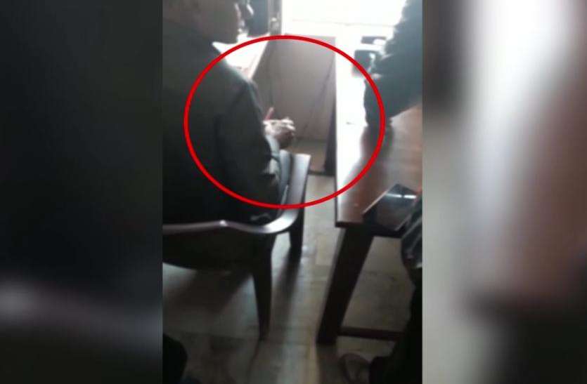 news एलआर्इयू इंस्पेक्टर का रिश्वत लेते वीडियो हुआ वायरल, पुलिस ने की ये कार्रवार्इ- देखें वीडियो