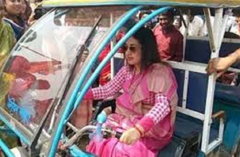 Kolkata West Bengal बैलगाड़ी से लेकर ई-रिक्शा तक का इस्तेमाल कर रहे उम्मीदवार