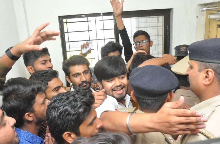 SURAT VNSGU : पुलिस की मौजूदगी में हुई सीनेट सभा