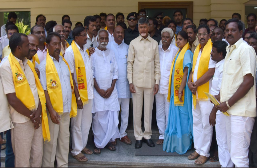TDP पूर्व कांग्रेस विधायक मुत्याला पापा अपने पति व समर्थकों संग टीडीपी में शामिल