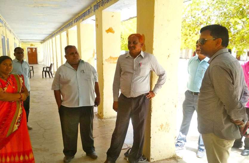 election-officer-inspected-polling-booths निर्वाचन अधिकारी ने मतदान केन्द्रों का निरीक्षण कर कमियों को पूर्ण करने के दिए निर्देश