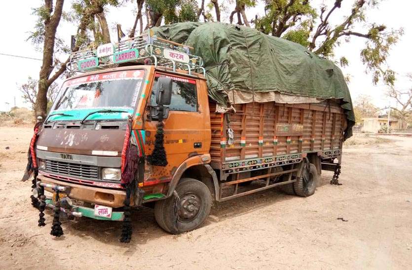police-seized-a-truck-full-of-blockade पुलिस ने नाकाबंदी कर मछलियों से भरा ट्रक पकड़ा