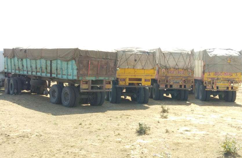 seized-a-dozen-vehicles-full-of-gravel बजरी से भरे पांच ट्रेलर, तीन ट्रक सहित पांच ट्रैक्टर-ट्रॉलियां की जब्त