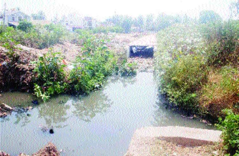 चिलचिलाती धूप व मच्छरों के प्रकोप से जनता त्रस्त चिलचिलाती धूप व मच्छरों के प्रकोप से जनता त्रस्त