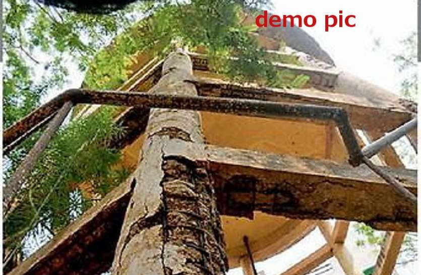 जलदाय विभाग ने पानी की जर्जर टंकी को ढहाया जलदाय विभाग ने पानी की जर्जर टंकी को ढहाया