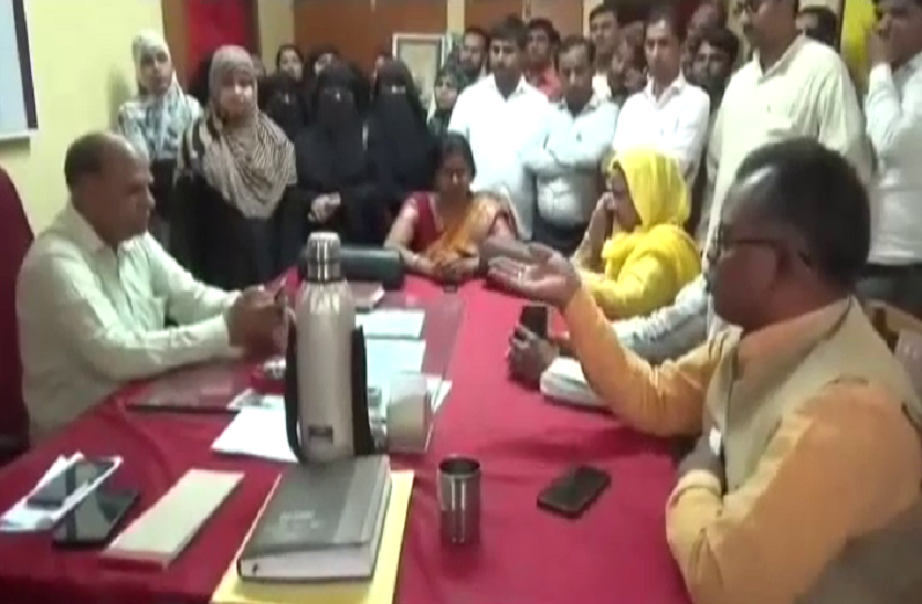 Urdu teachers protest परीक्षा से किया वंचित तो आक्रोशित उर्दू शिक्षकों ने किया हंगामा