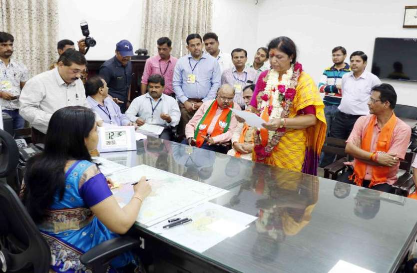 Vadodara Lok Sabha seat वडोदरा लोकसभा सीट, भाजपा प्रत्याशी रंजनबेन भट्ट ने भरा नामांकन