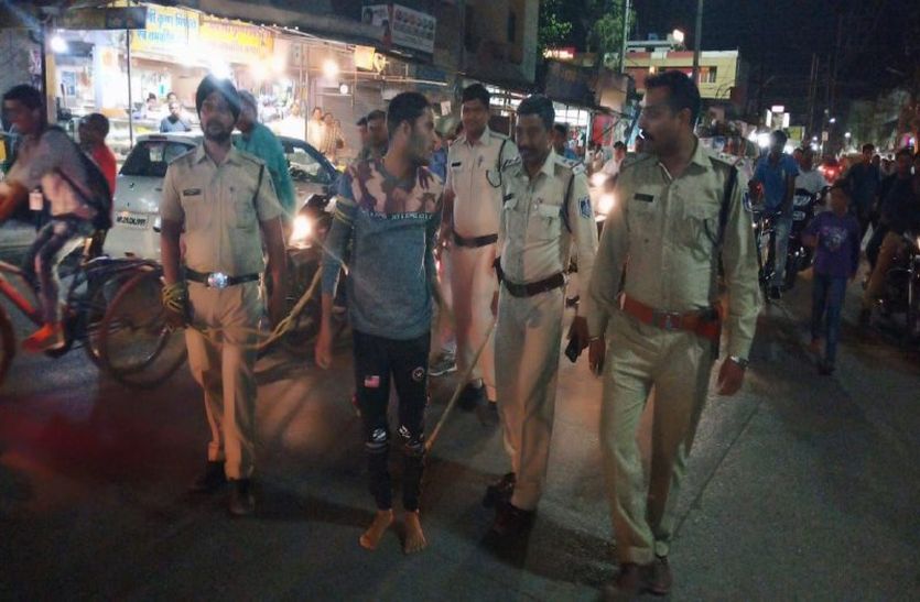 crime छात्र पर चाकू से हमला करने वाले बदमाश का जुलूस