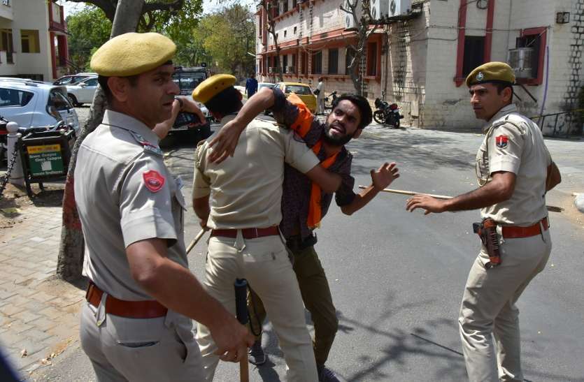police-instructed-students-not-to-put-banner-posters-on- पुलिस ने छात्रनेताओं को सोशल मीडिया पर दी बैनर पोस्टर नहीं लगाने की हिदायत तो नेताओं ने पूछा कैसे करें प्रचार
