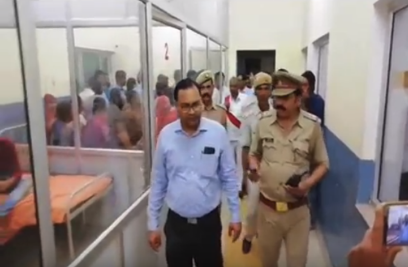 block pramukh pratinidhi and doctor fighting in up ब्लाक प्रमुख प्रतिनिधि और डॉक्टर के बीच जमकर हुई मारपीट, मेडिकल स्टाफ कर्मियों ने काटा हंगामा