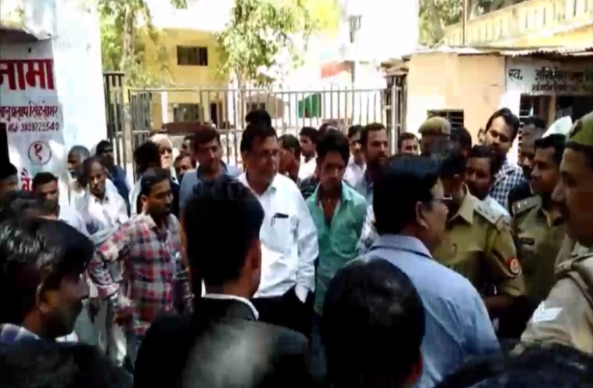 Police fiercely clashed with advocates अधिवक्ताओं से पुलिस की हुई जमकर झड़प, बात थी बस इतनी सी