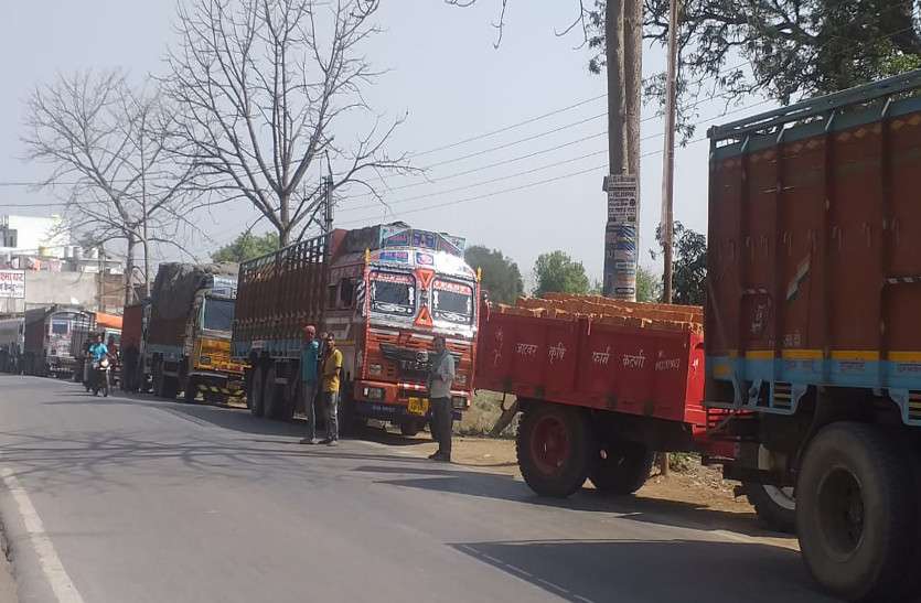 Breaking : तेज रफ्तार ट्रक ने ओवरटेक करने के चक्कर मे बाइक सवार को ठोका, एक की दर्दनाक मौत