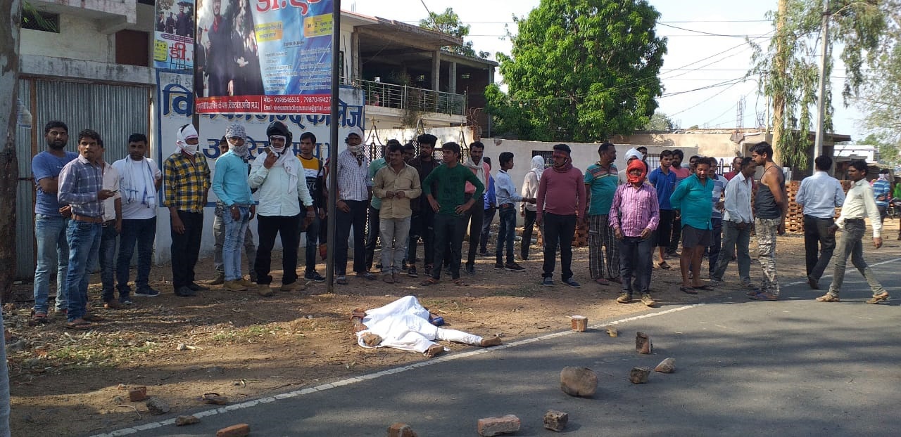 Uncontrolled truck crushes Ded's student अनियंत्रित ट्रक ने डीएड की छात्रा को कुचला, मौत