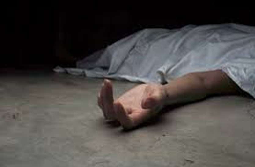 Dead body रात में कमरे में सोने गई थी कॉलेज की छात्रा, सुबह ये नजारा देख घरवाले रह गए सन्न, हाथ पर लिखे थे कुछ शब्द