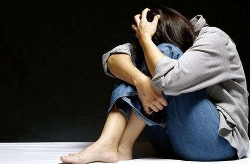 jeans जींस का नाप लेने के बहाने गलत तरीके से छूने लगा दुकानदार, युवती ने ऐसे सिखाया सबक