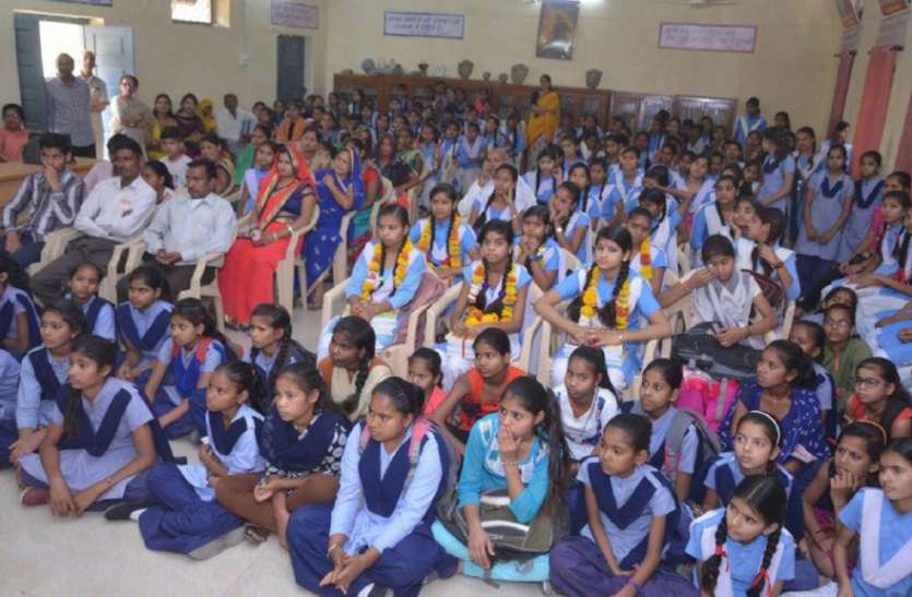 Students प्रवेश उत्सव पर विद्यार्थी पहुंचे स्कूल, शिक्षक रहे गायब, हुई रस्म अदायगी