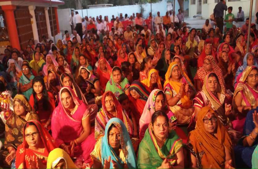 Geeta gyan Yagna and Bhagwat organized in katni महिला विदुषी ने कहा व्यक्ति का मूल्यांकन तय करती है उसकी संस्कार निधि