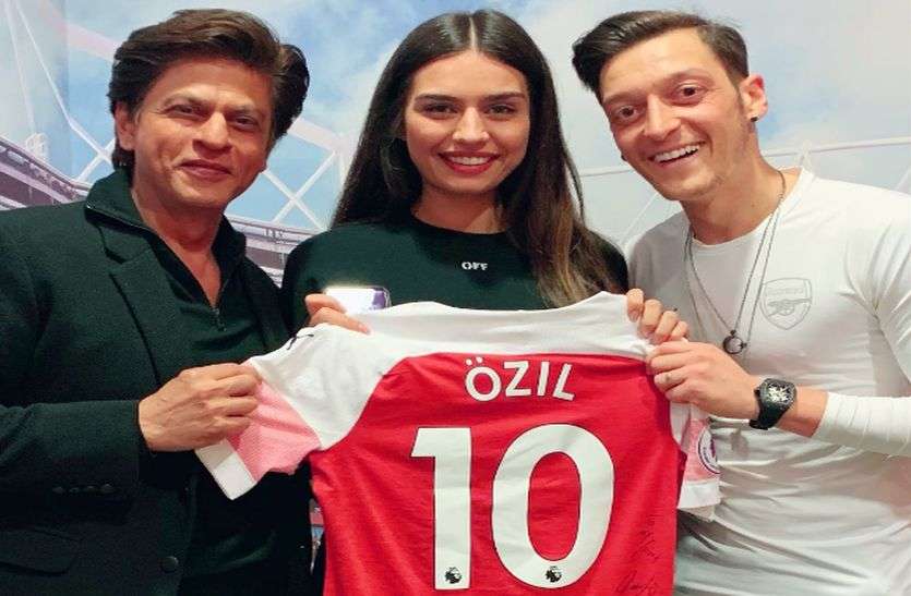 shahrukh khan invite german footballer mesut ozil फुटबॉल के सर्वश्रेष्ठ खिलाड़ियों में से एक ओजिल आएंगे भारत, शाहरुख खान ने दिया निमंत्रण