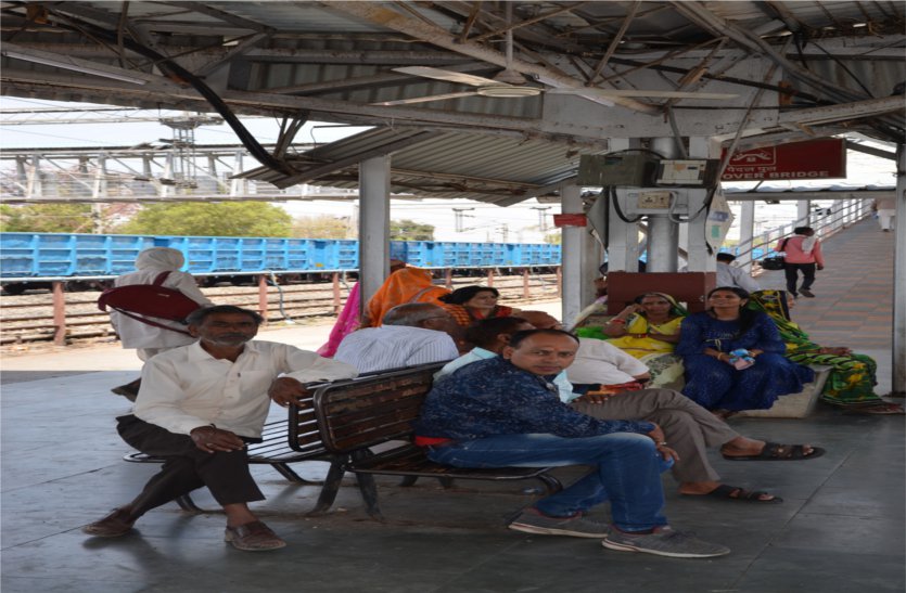 Travelers like air and cold water at this railway station इस रेलवे स्टेशन पर हवा और ठंडे पानी को तरह रहे यात्री, पढ़े खबर