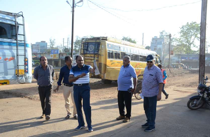 Commissioner inspected the bus stand कलेक्टर ने लगाई फटकार तो दूसरे दिन ये दिखा असर...पढि़ए खबर