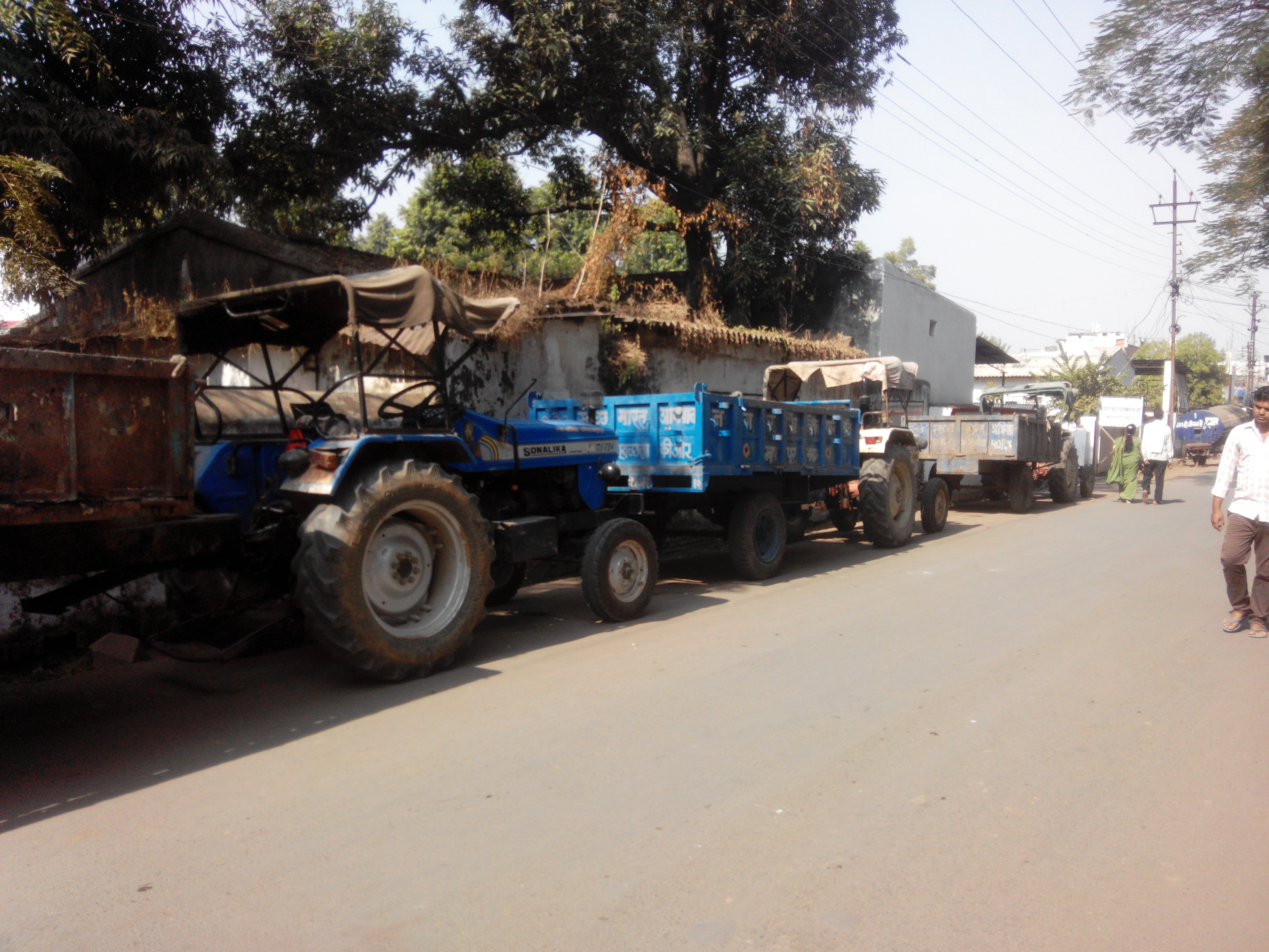 Road traffic in the municipal vehicles, vehicle driver becoming victim नगरपालिका की वाहनों का सडक़ पर कब्जा, वाहन चालक बन रहे सडक़ हादसे का शिकार