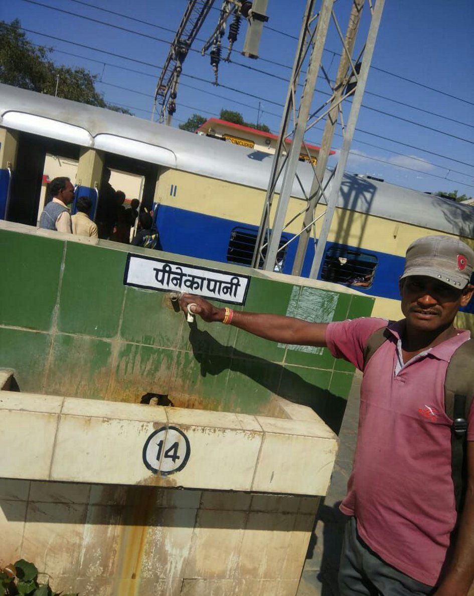 Supply of water is closed in Pali's railway station पाली के रेलवे स्टेशन में बंद है पानी की सप्लाई
