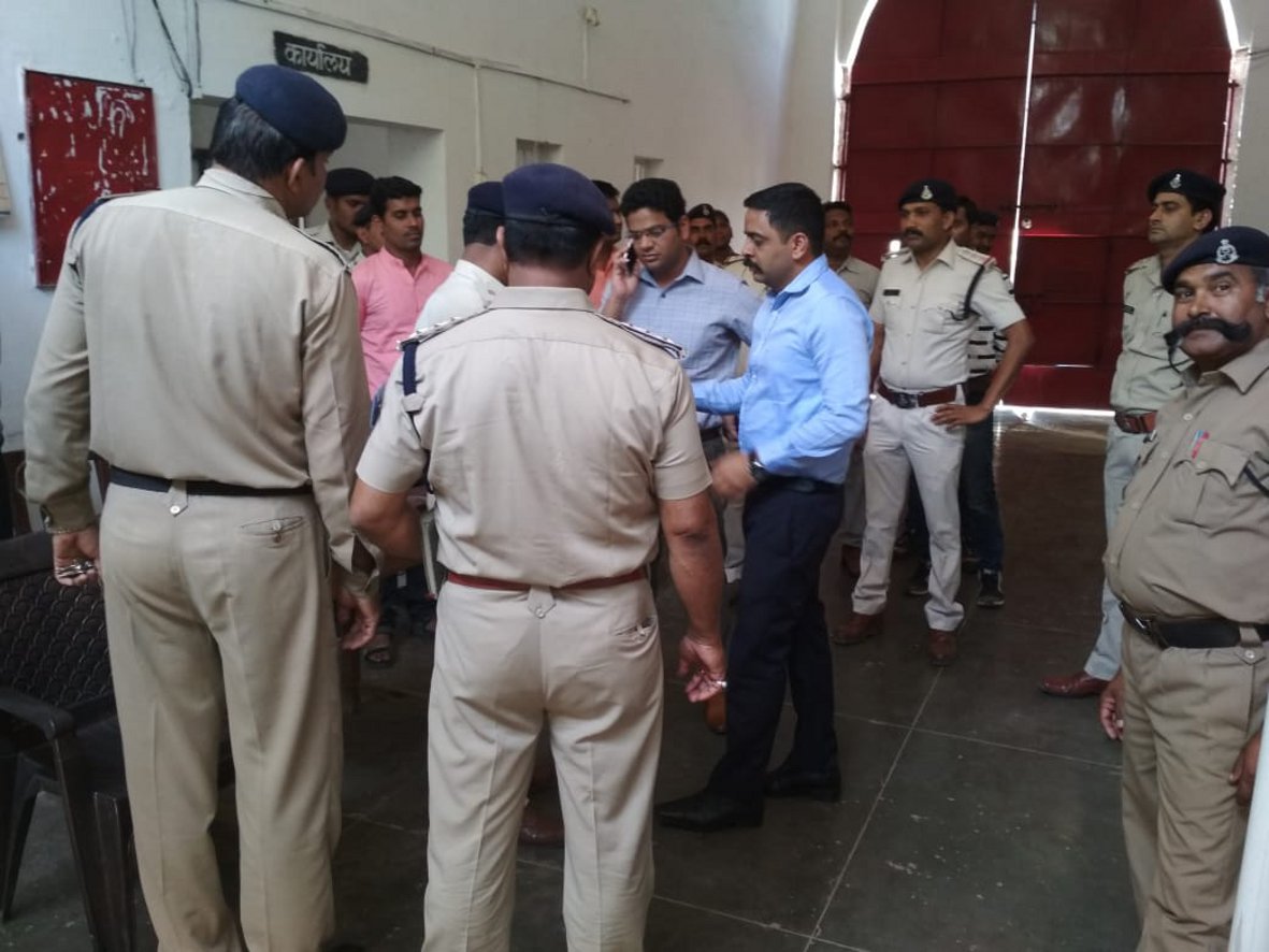 Prison arrived collector and SP जेल पहुंचे कलेक्टर और एसपी