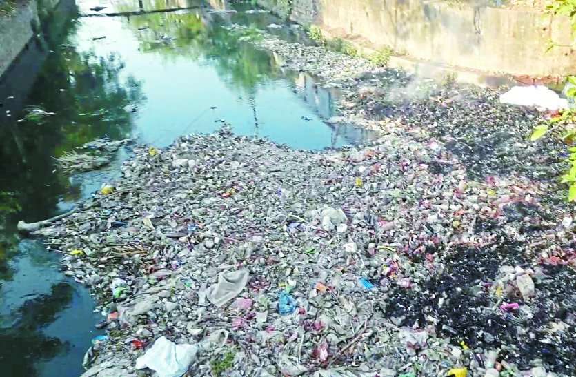 JABALPUR MUNICIPAL CORPORATION ये हैं कमाल के, डरते किसी से नहीं, कचरे के बेस पर बना देते हैं फुटपाथ