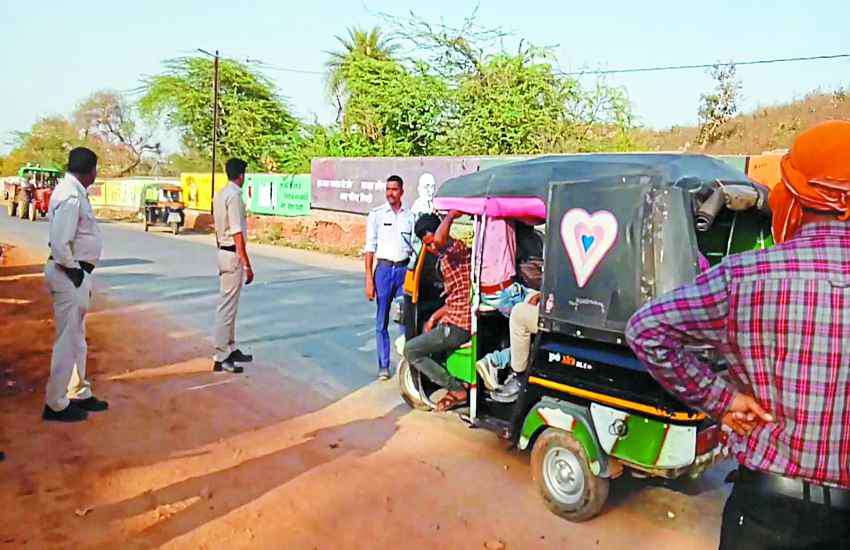 Traffic Police Launched Checking Campaign यातायात पुलिस ने चलाया चैकिंग अभियान- ओवरलोडिंग, काली फिल्म, कागजात न होने पर शमन शुल्क वसूल
