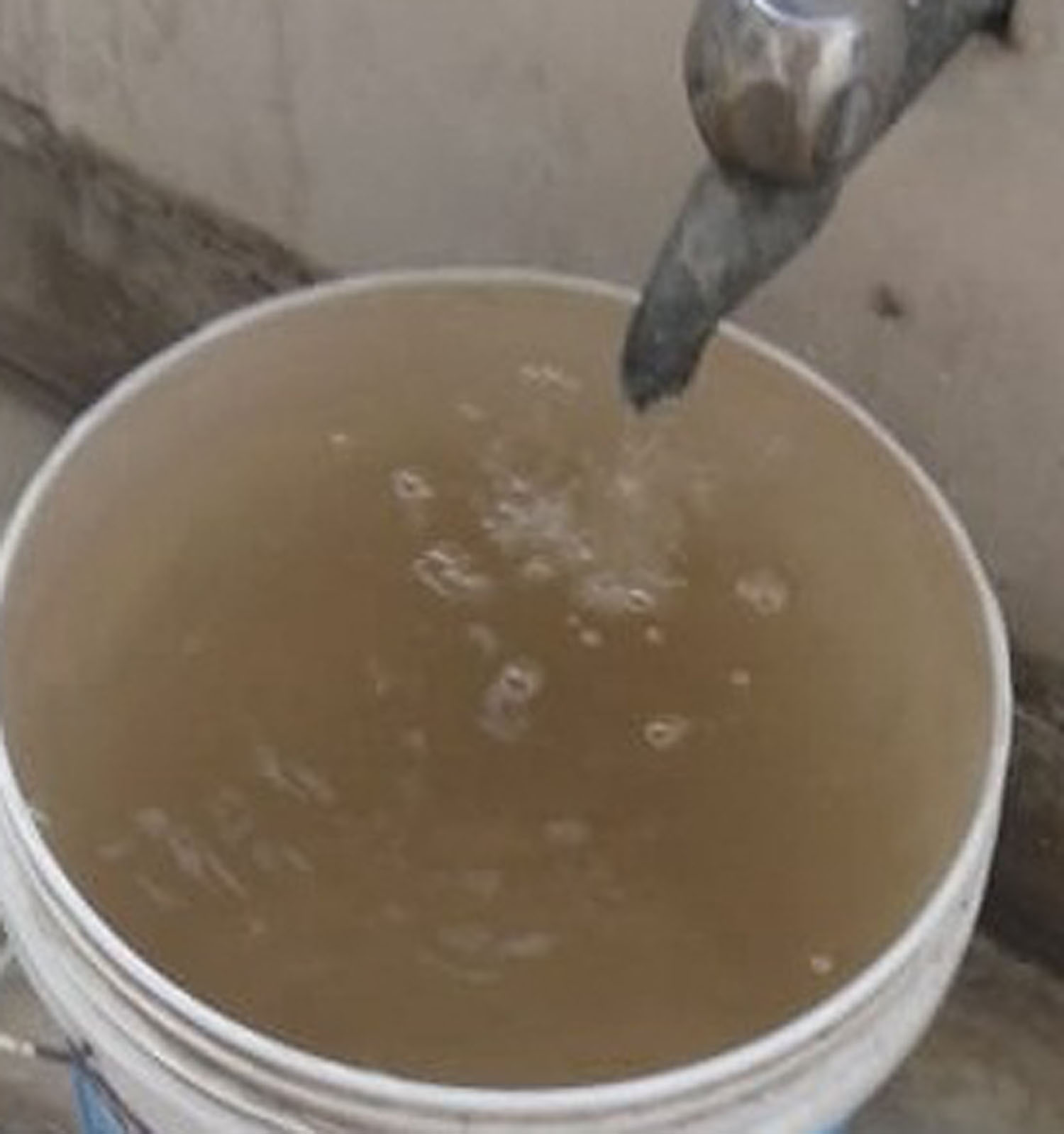 patrika news गंदा पानी हो रहा सप्लाई लोग बोले-छानने के बाद यही पीने को मजबूर